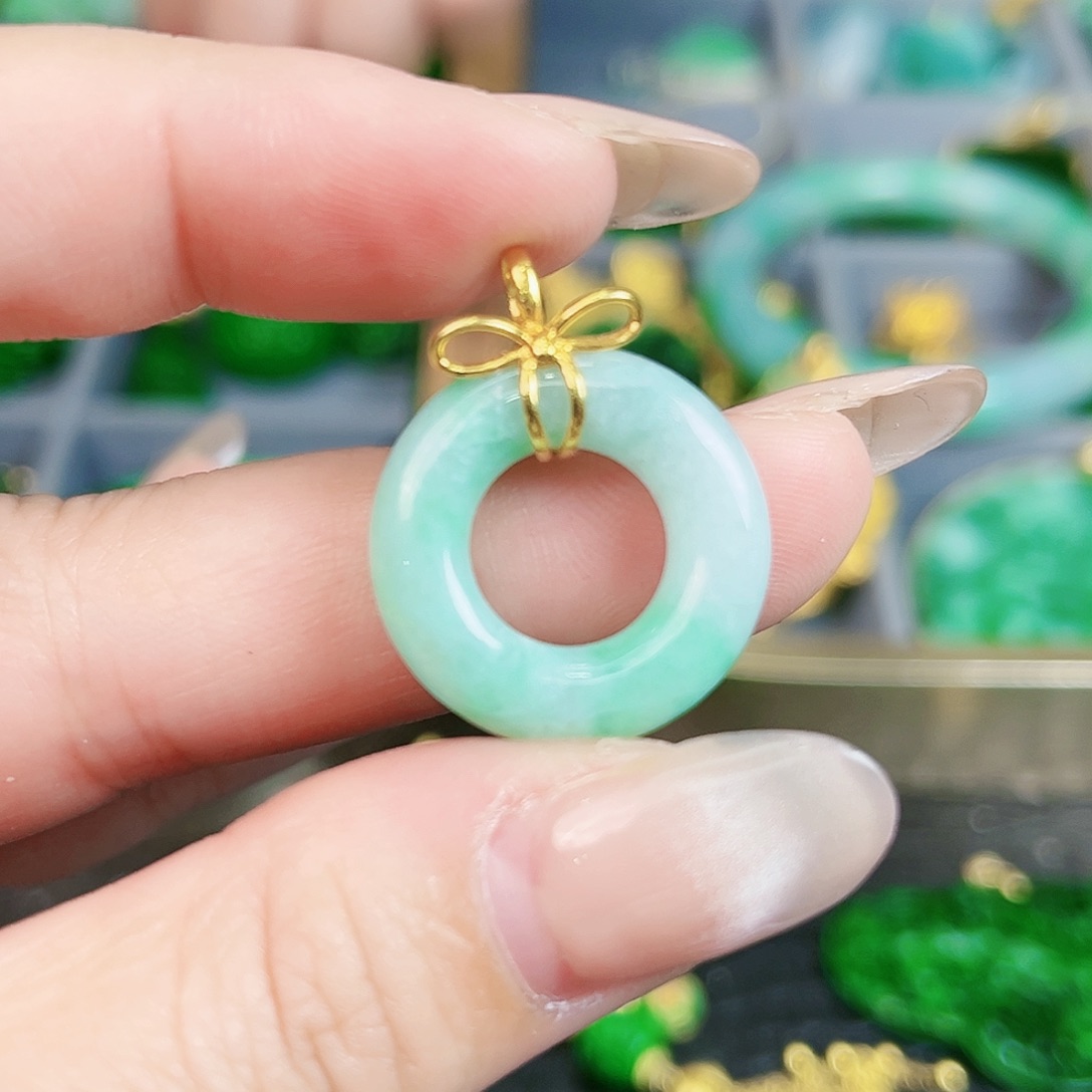 翡翠颈饰18K金镶嵌吊坠