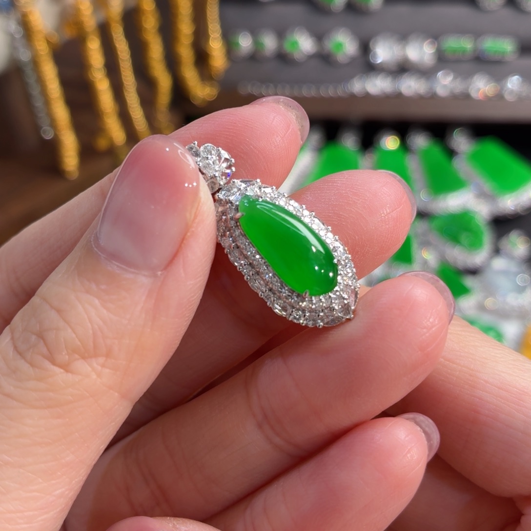 翡翠18K金镶嵌颈饰福瓜