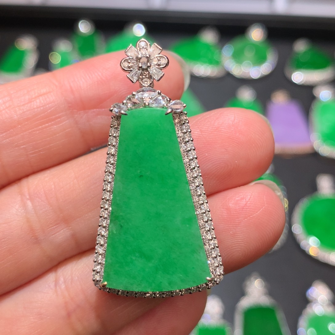 翡翠颈饰18K金镶嵌翡翠