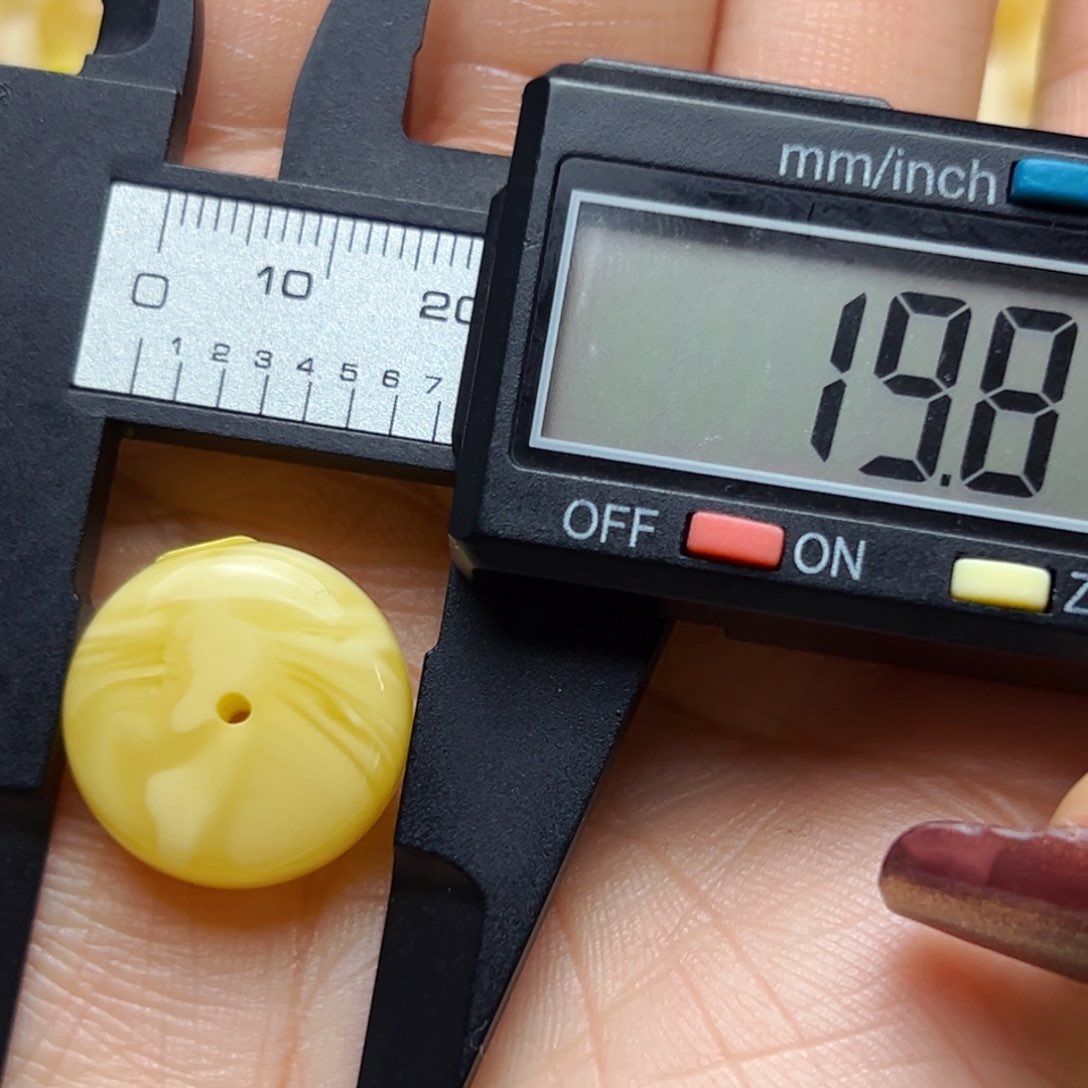 蜜蜡裸石未镶嵌19.8mm微瑕扣子