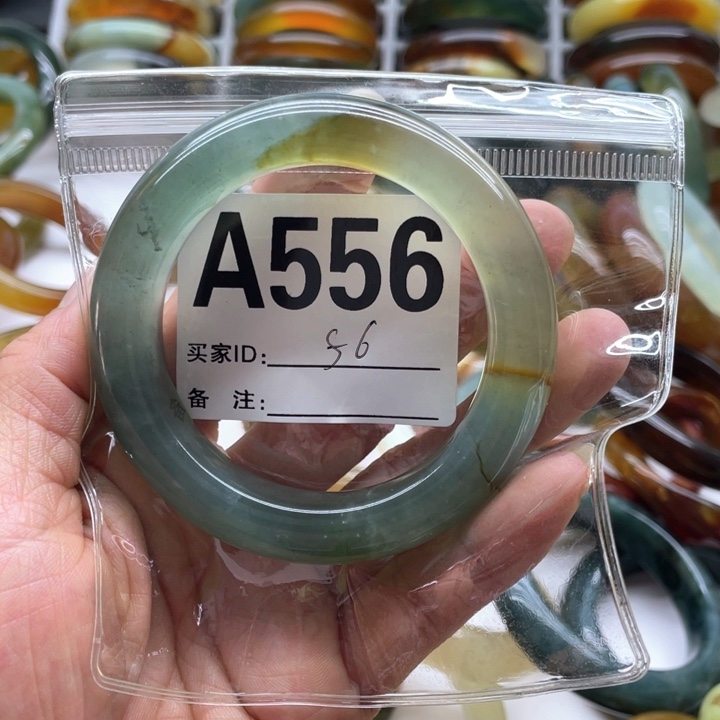 蛇纹石玉未镶嵌手镯微****。