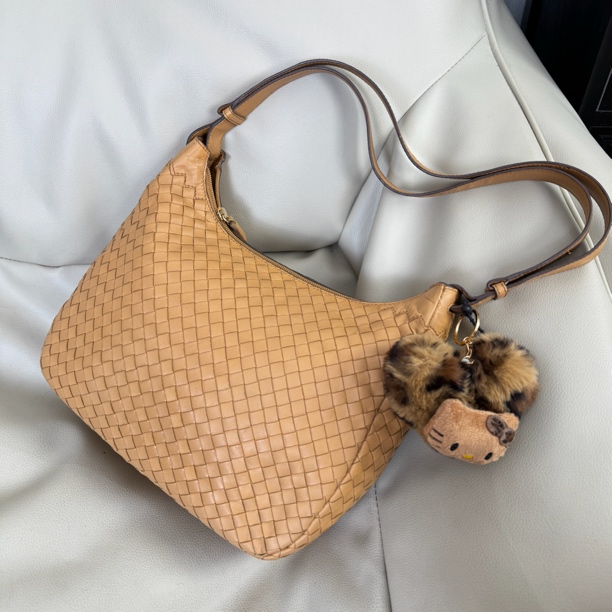 95新 BOTTEGA VENETA/葆蝶家 奶茶色hobo单肩斜挎包