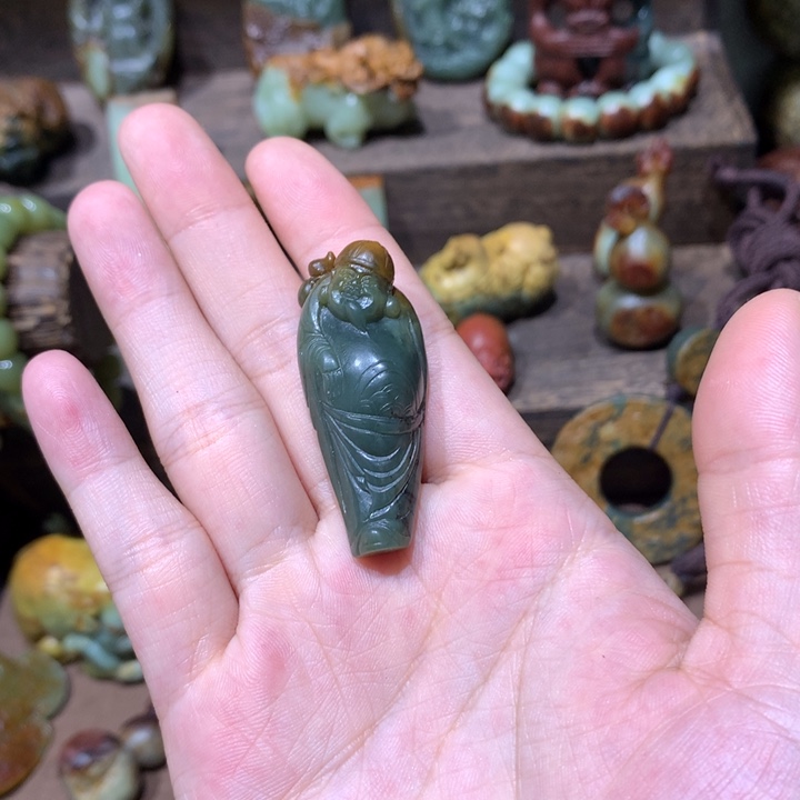 未镶嵌岫岩河磨玉（透闪石质玉）挂件