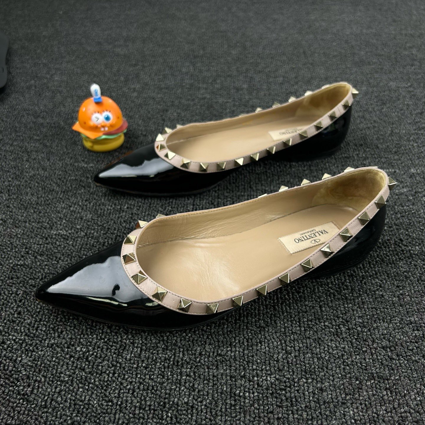 95新 Valentino/华伦天奴 黑色平底鞋 37.5码 经典铆钉设计HB2283