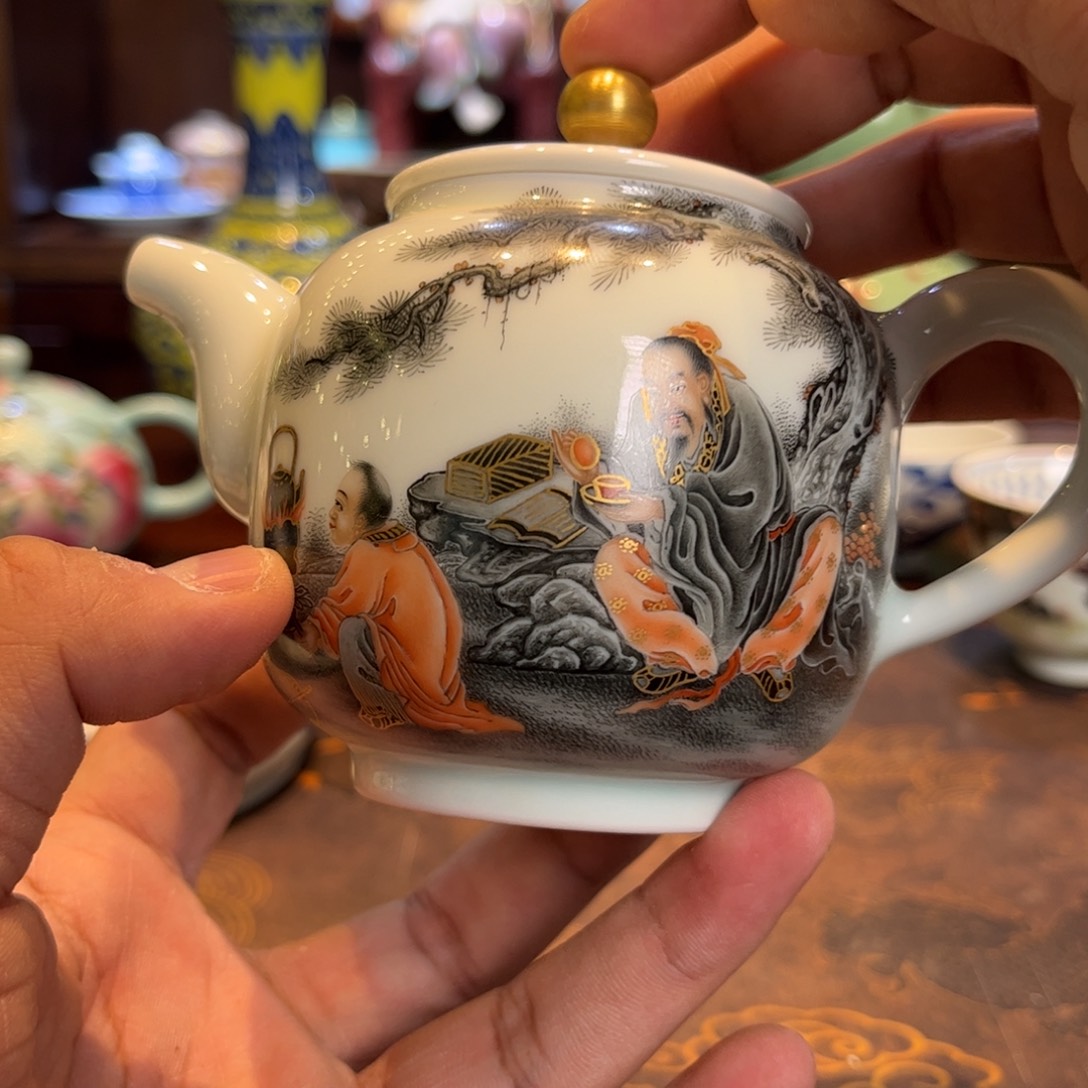 墨彩矾红描金人物茶壶