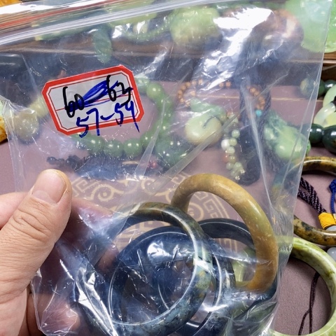 未镶嵌蛇纹石玉颈饰