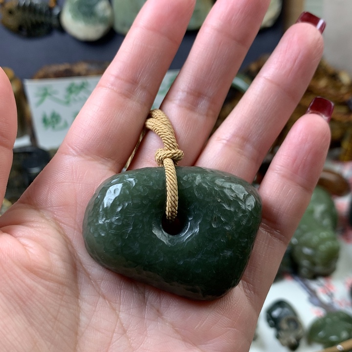 透闪石质玉挂件未镶嵌
