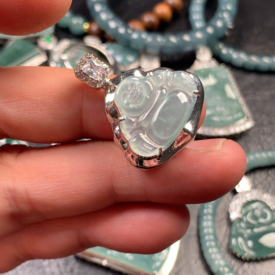 翡翠未镶嵌颈饰佛公