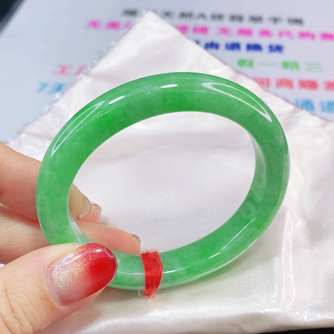 未镶嵌手镯（贵妃镯）翡翠52.8圈满阳绿
