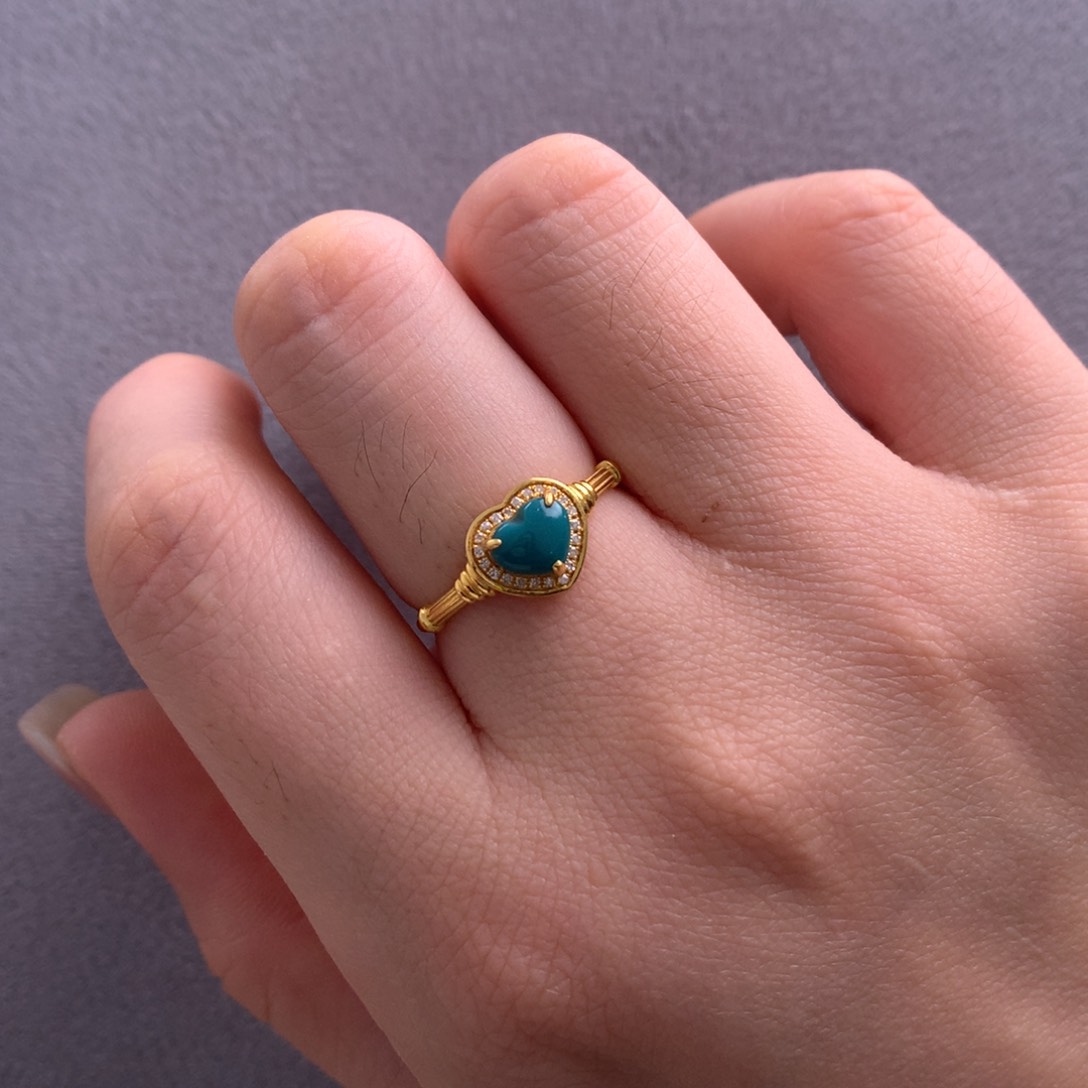 18K金镶嵌绿松石玉化绿爱心戒指