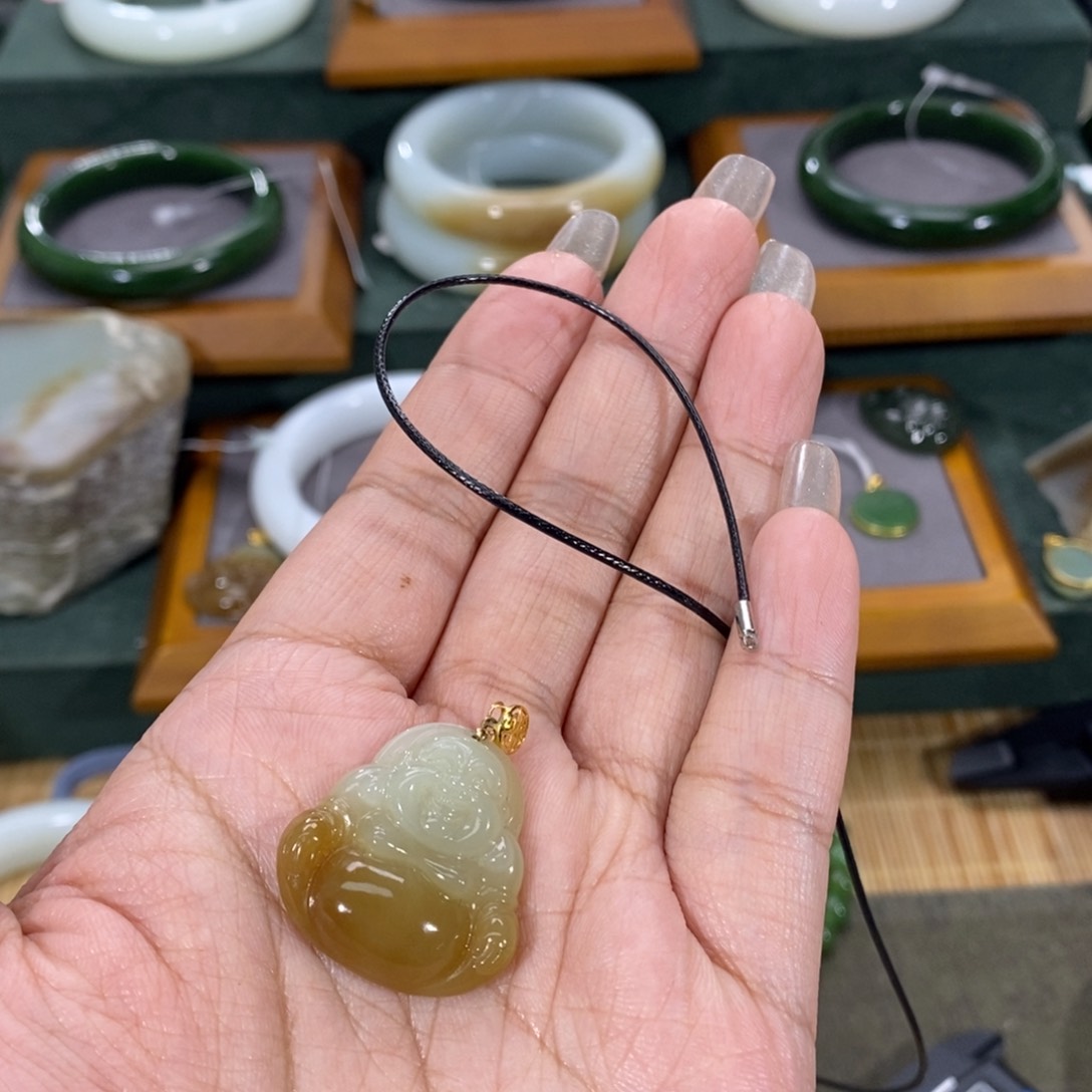 和田玉颈饰18K金镶嵌?