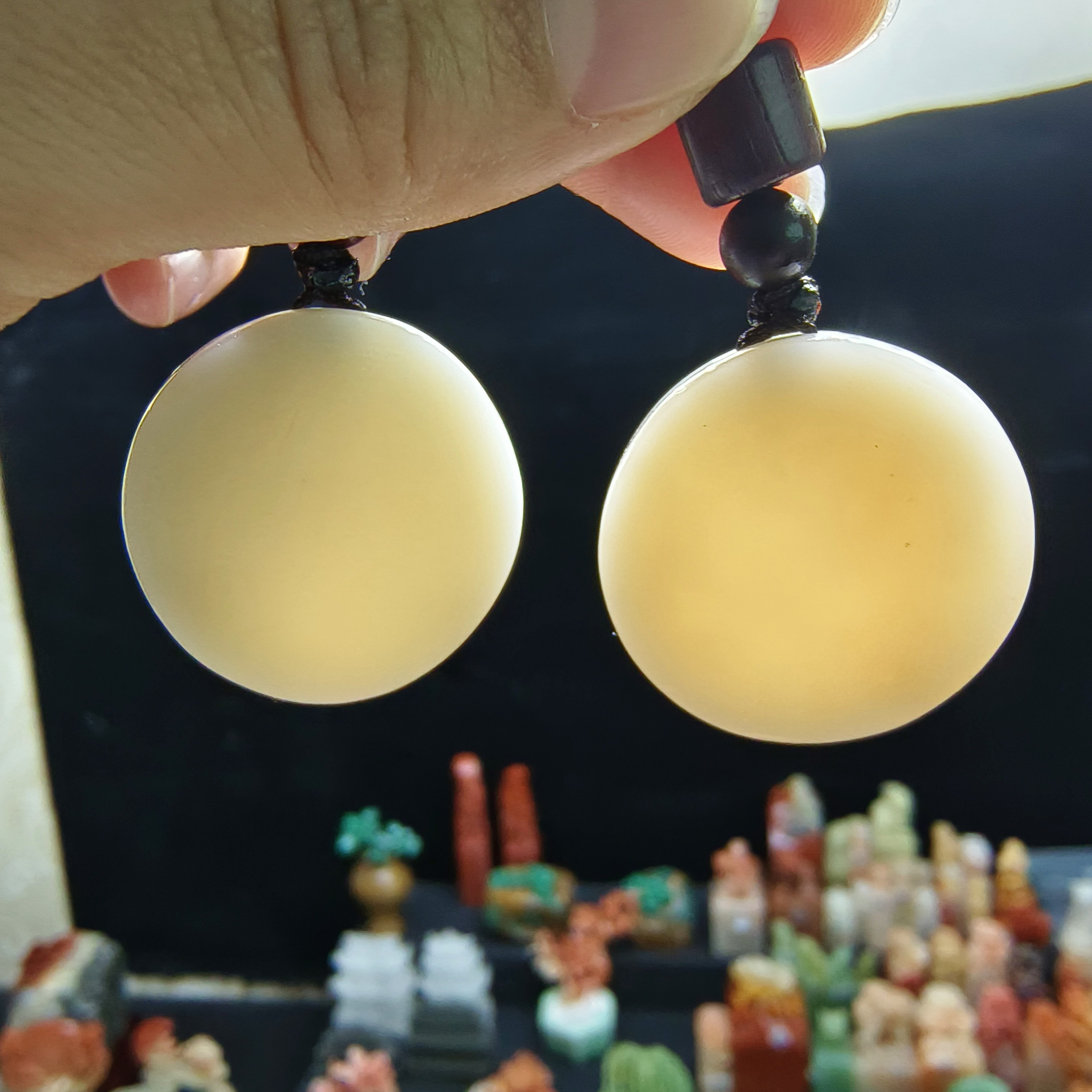 老挝石项链情侣项链0.69/2.98，0.66/2.9cm左右，图一灯光下