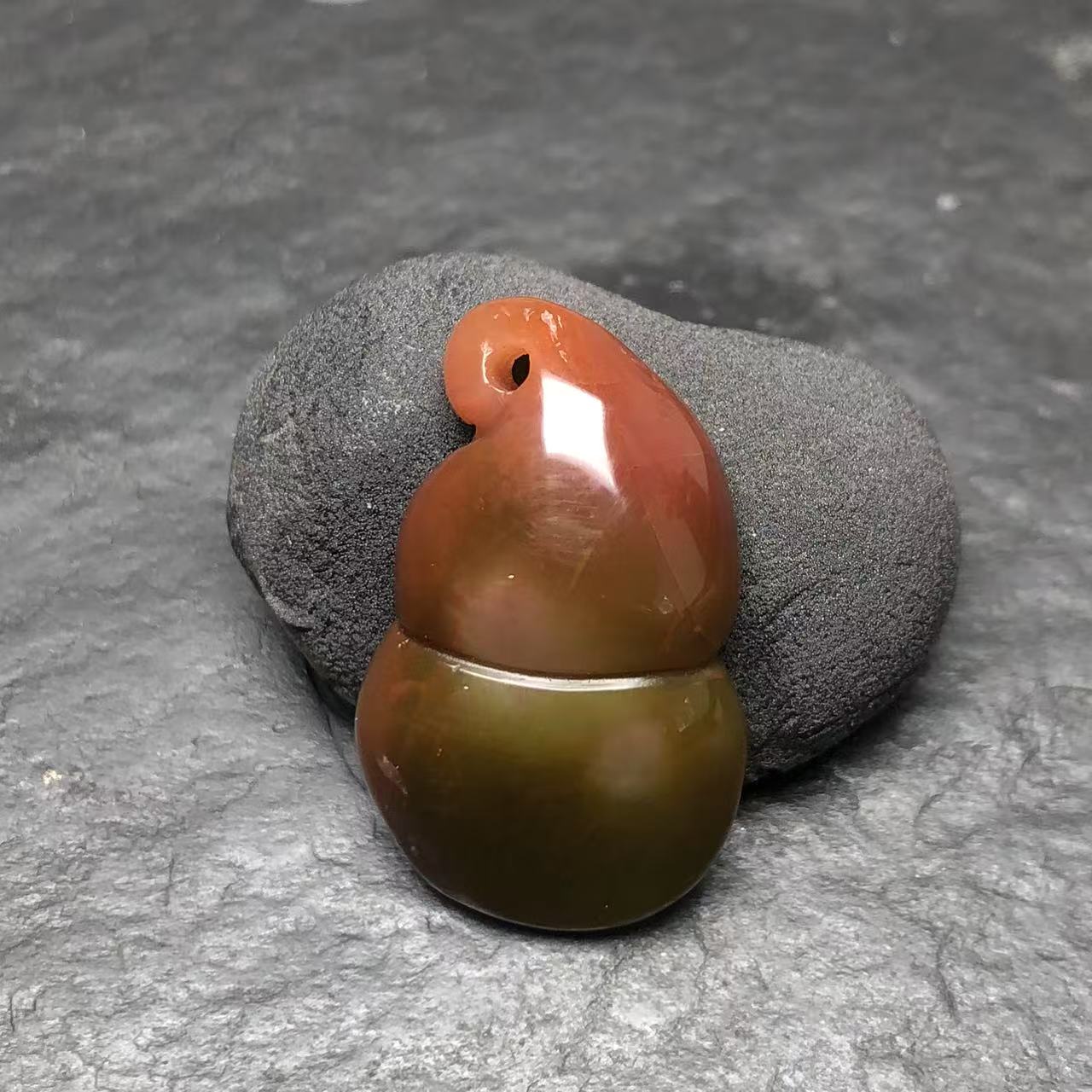 天然原矿南红如意挂坠。长24.5宽15厚6.8毫米