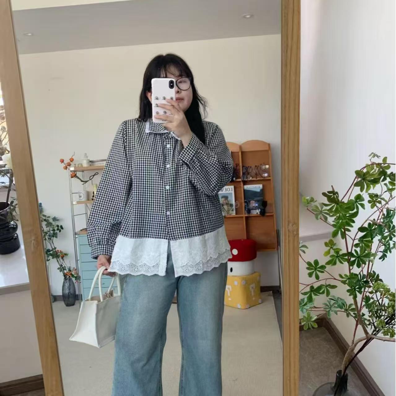 大码胖mm春季新款甜美可爱蕾丝拼接格子衬衫女娃娃领宽松上衣5786