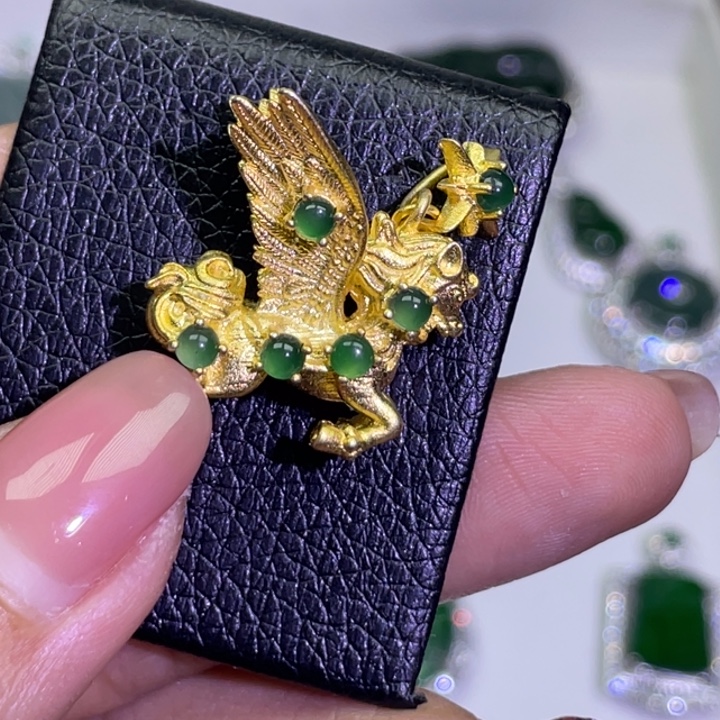 翡翠未镶嵌颈饰05