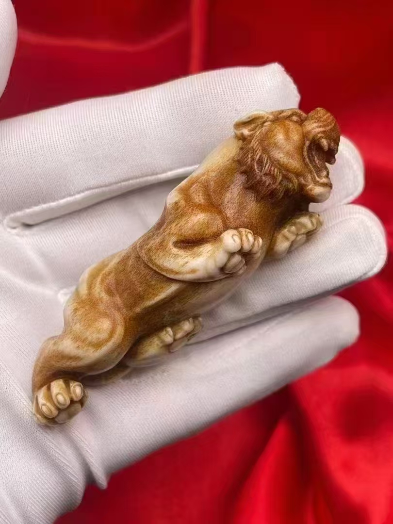 人工养殖鹿角雕刻 保真 小老虎手把件