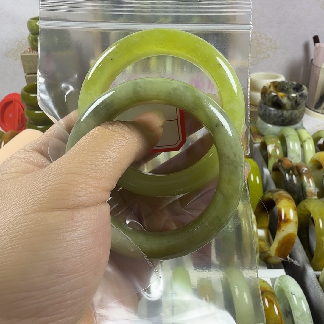 金***萝蛇纹石玉未镶嵌手镯