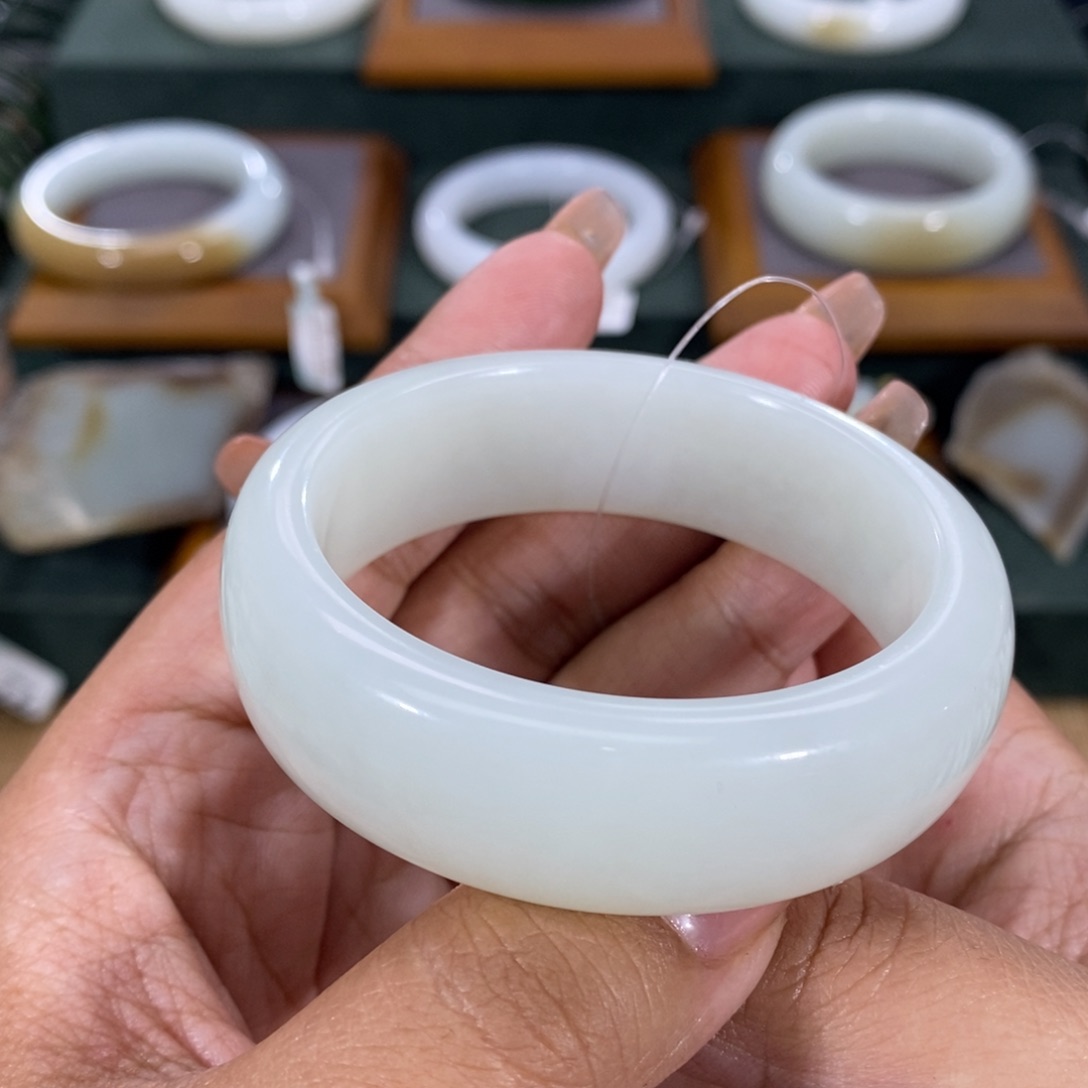 和田玉手镯未镶嵌