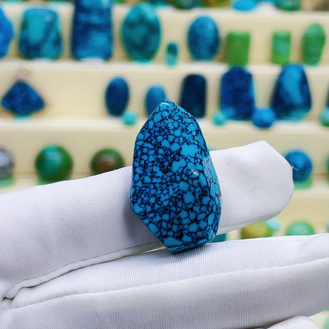 绿松石未镶嵌颈饰