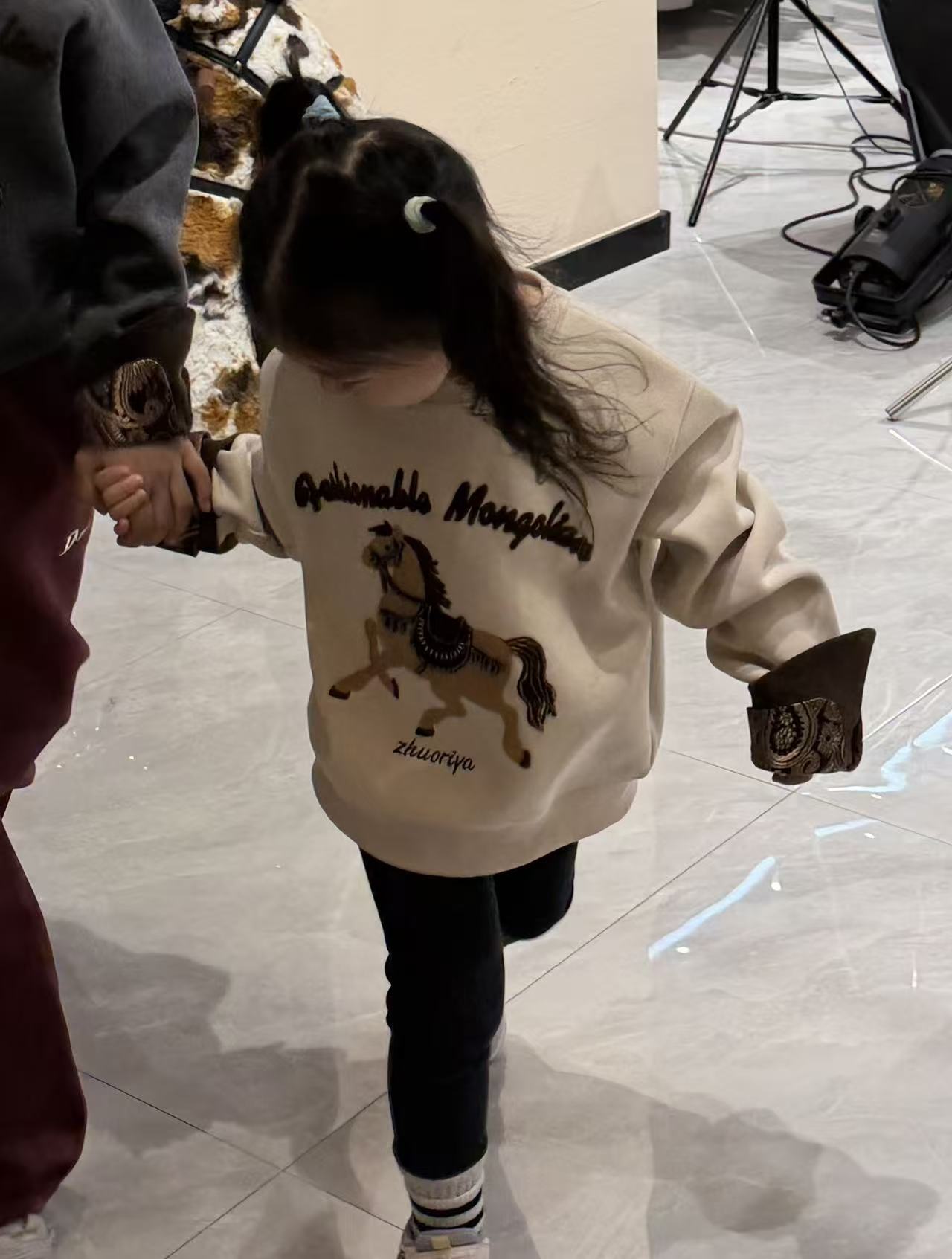 【卓日雅】6606-1新款儿童民族风宝宝马蹄袖小马图案卫衣