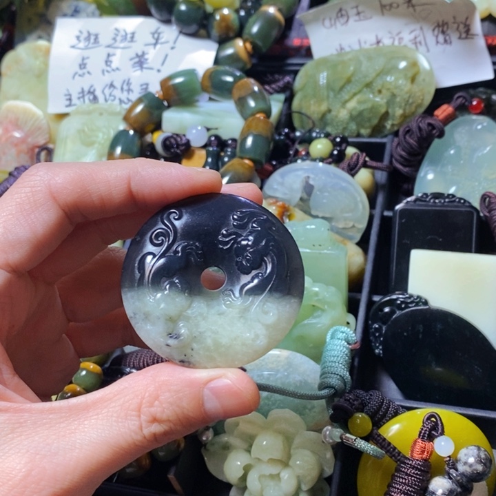 蛇纹石玉颈饰未镶嵌