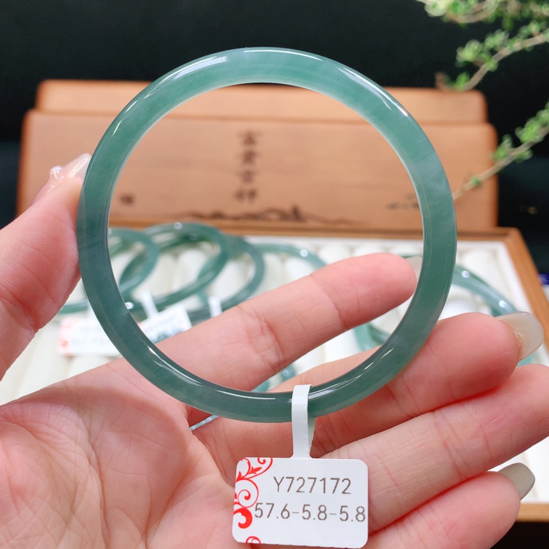 翡翠手镯未镶嵌天然