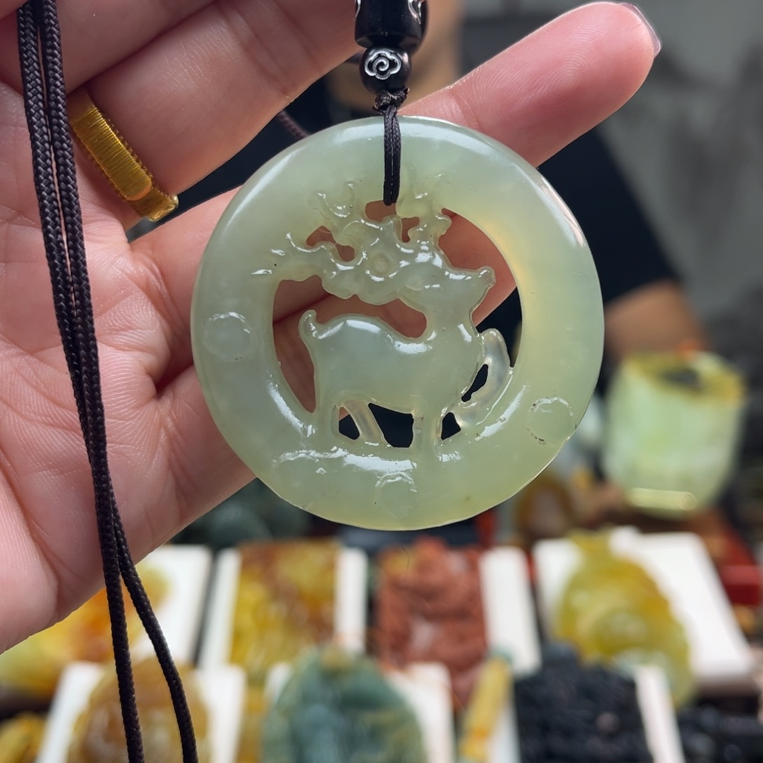 蛇纹石玉未镶嵌颈饰挂件