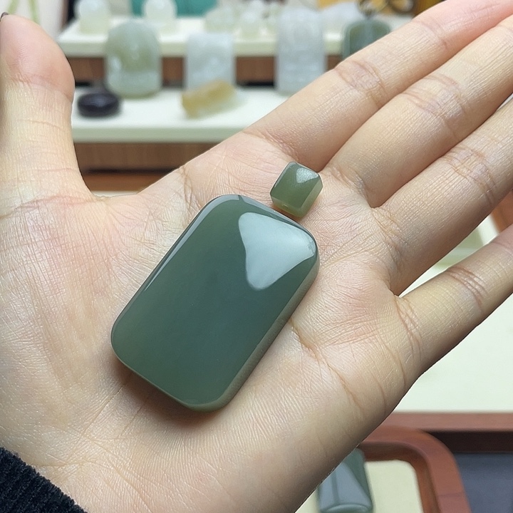 黑***白和田玉未镶嵌颈饰