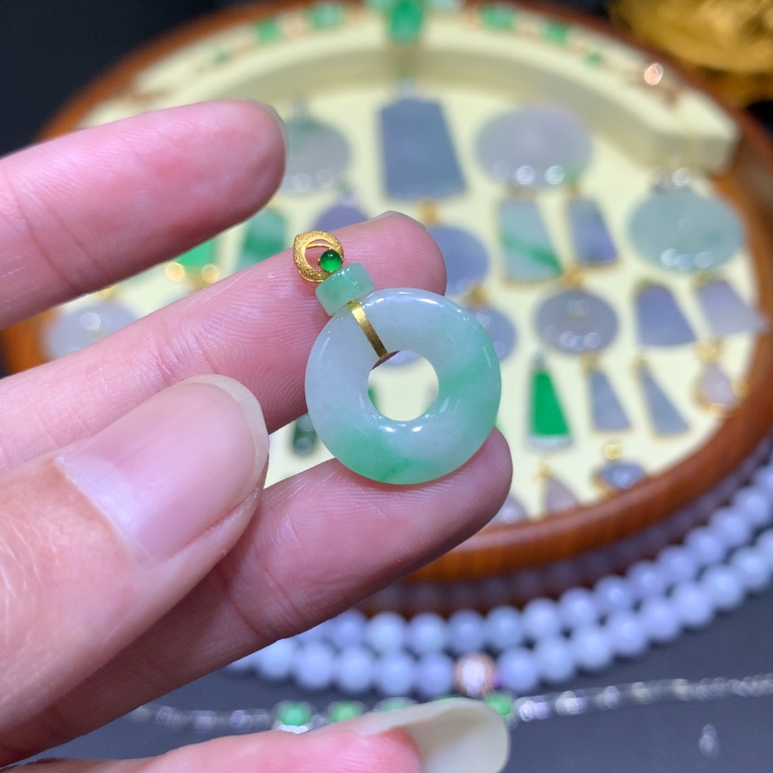 翡翠吊坠(不含链)18K金镶嵌