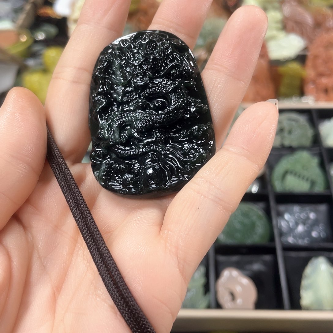 蛇纹石玉颈饰未镶嵌