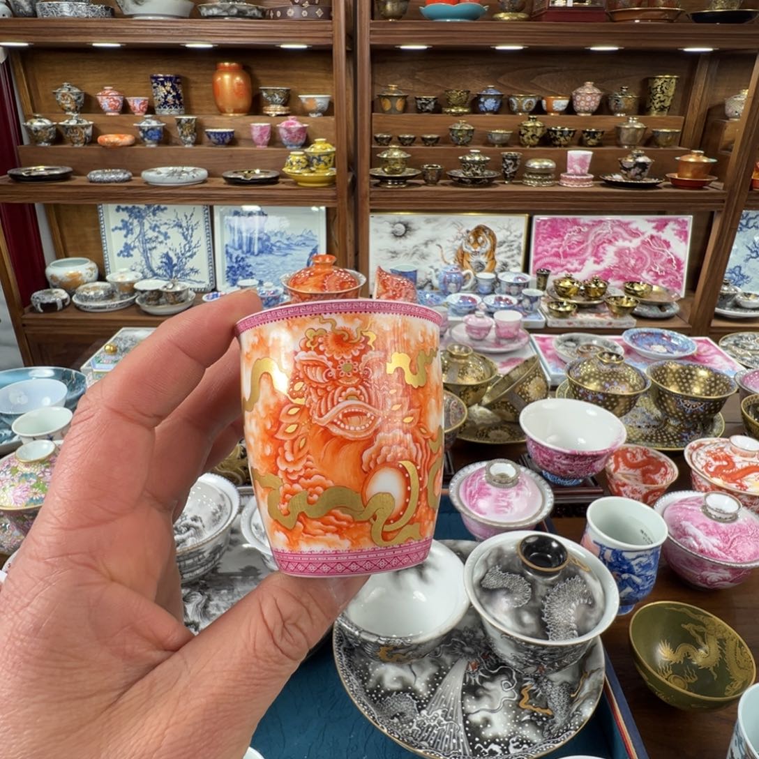 矾红醒狮描金主人杯