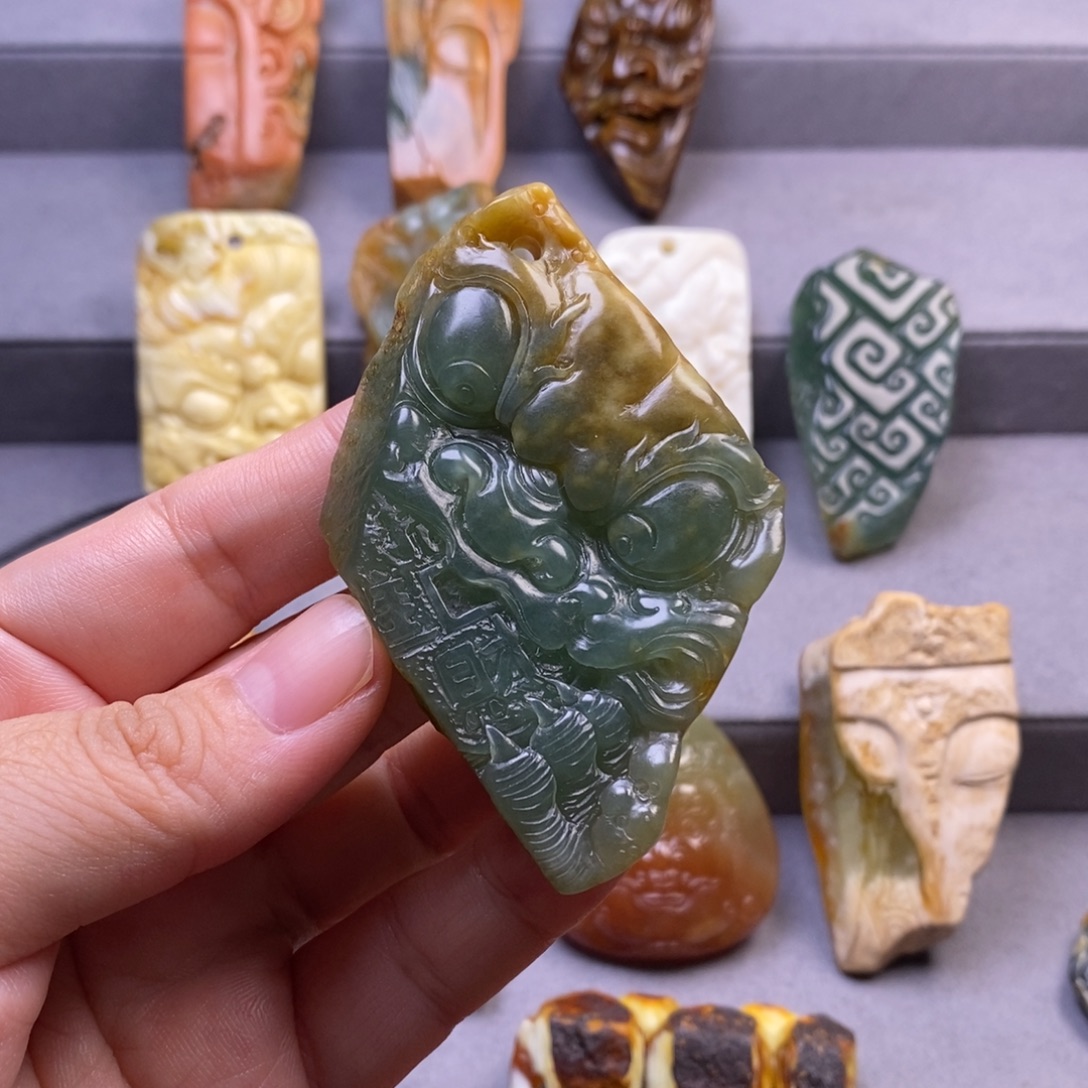 呀***棒未镶嵌岫玉颈饰挂件