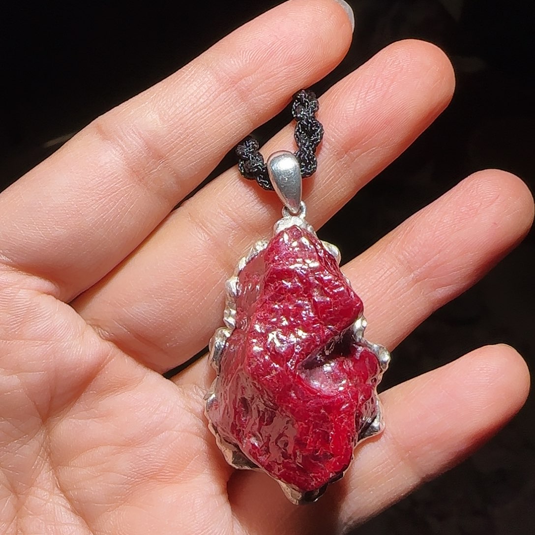 天然辰砂天然朱砂无根砂吊坠