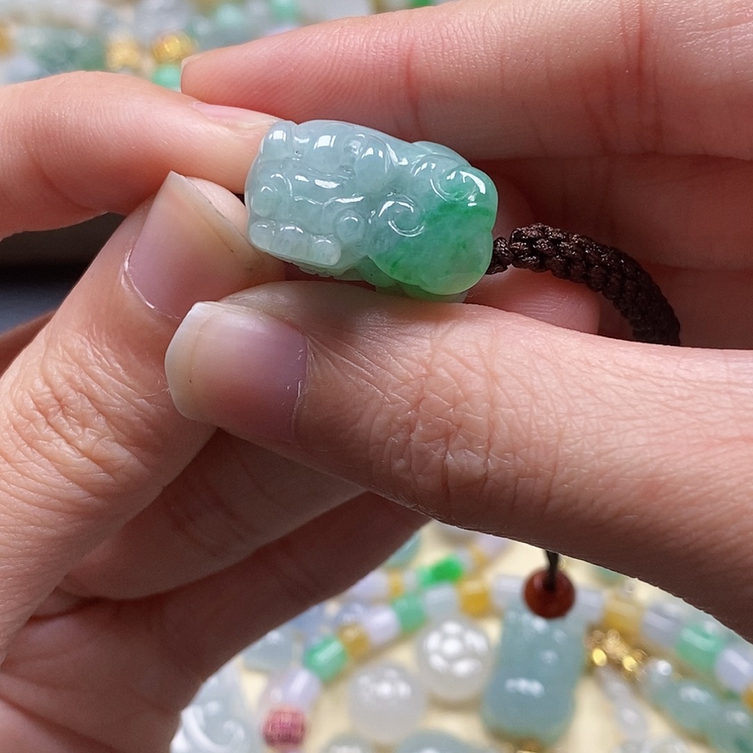 翡翠颈饰未镶嵌闪