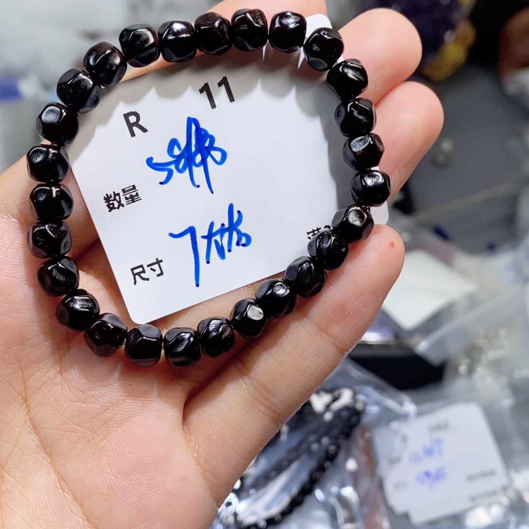 椰蒂吊坠R11。 一串一串