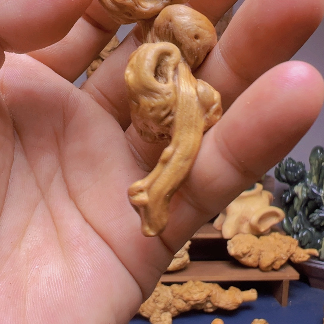 百***g香榧木降龙木精品手把件