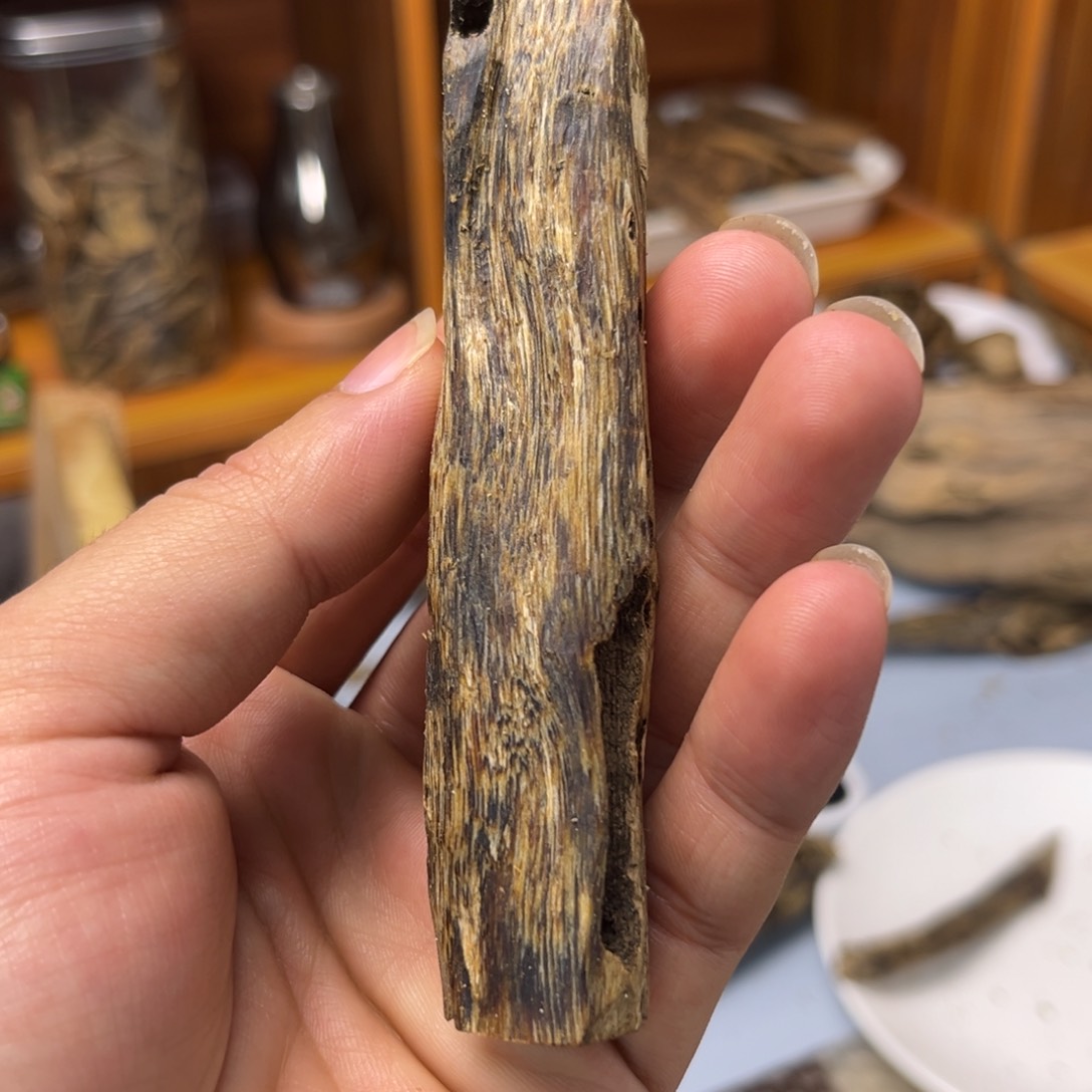 沉香沉香碎屑蓝宝石19克