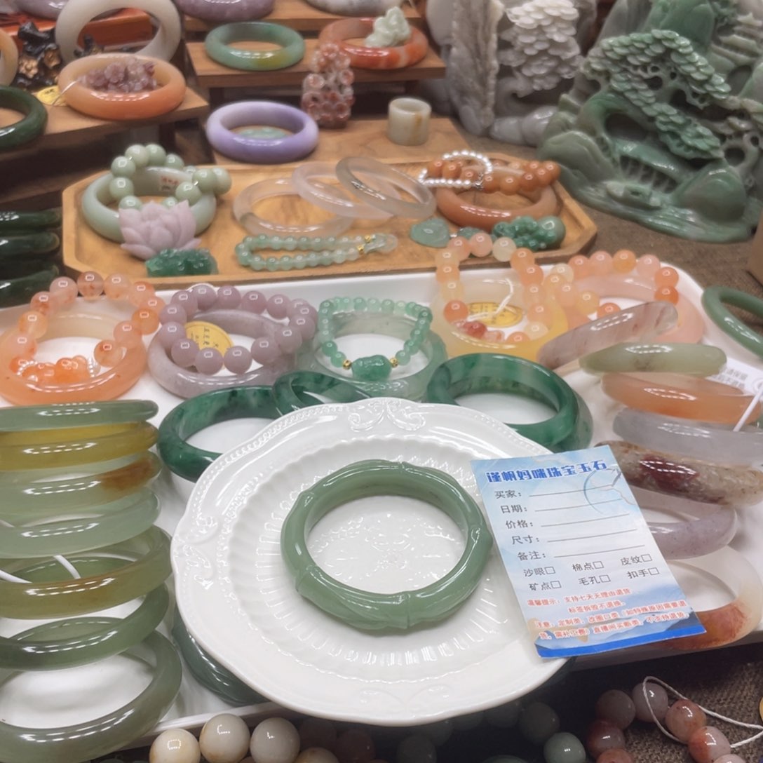 卓***鑫石英岩玉手镯未镶嵌