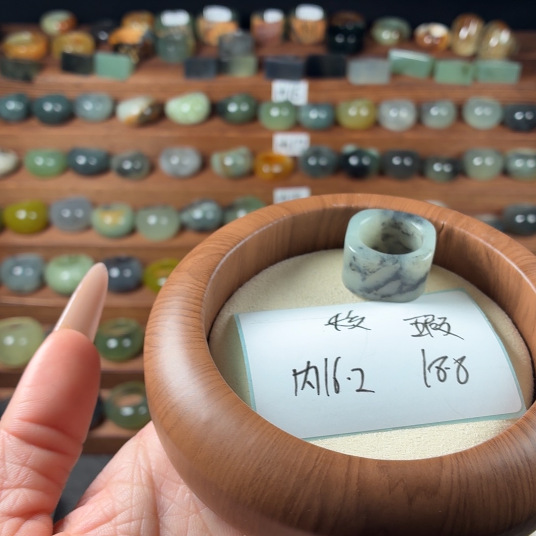 姣***蛇纹石玉未镶嵌戒指