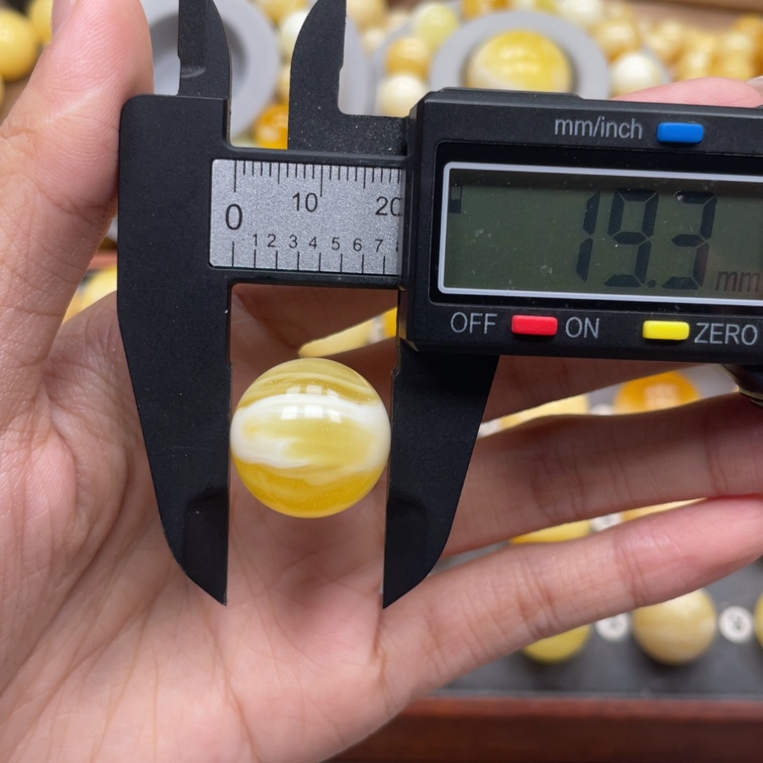 傲***雪琥珀未镶嵌珠宝奇石