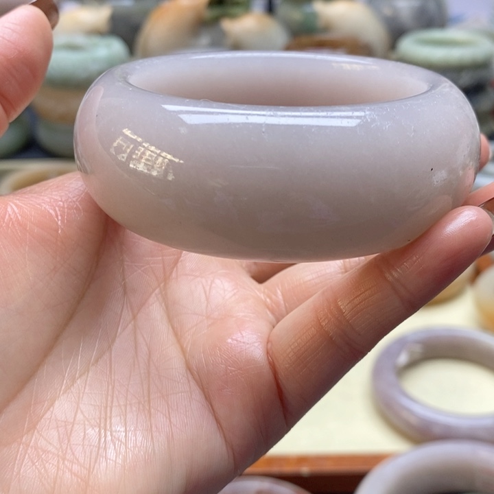 石英岩玉手镯未镶嵌奶****?