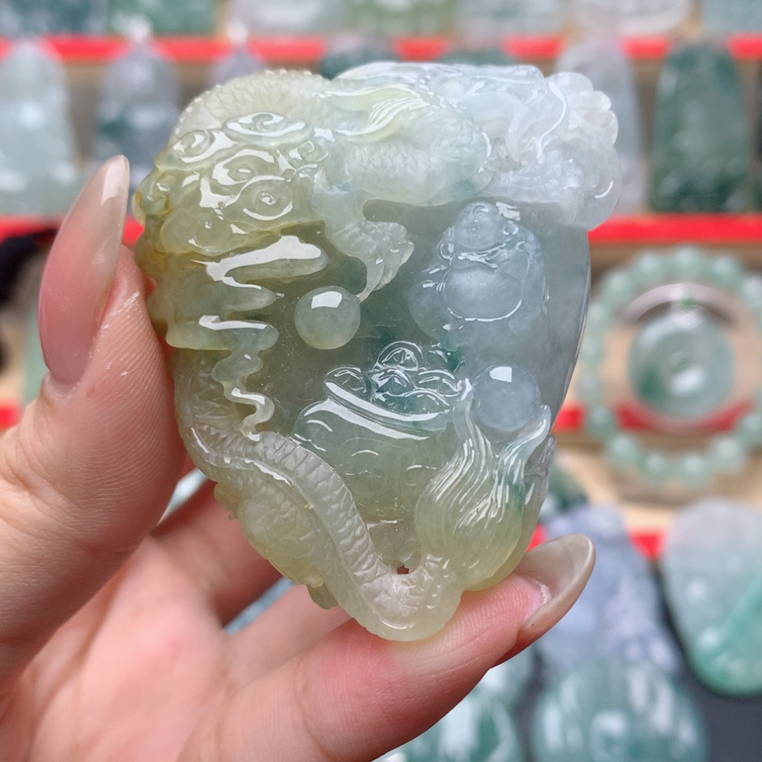 翡翠未镶嵌颈饰龙