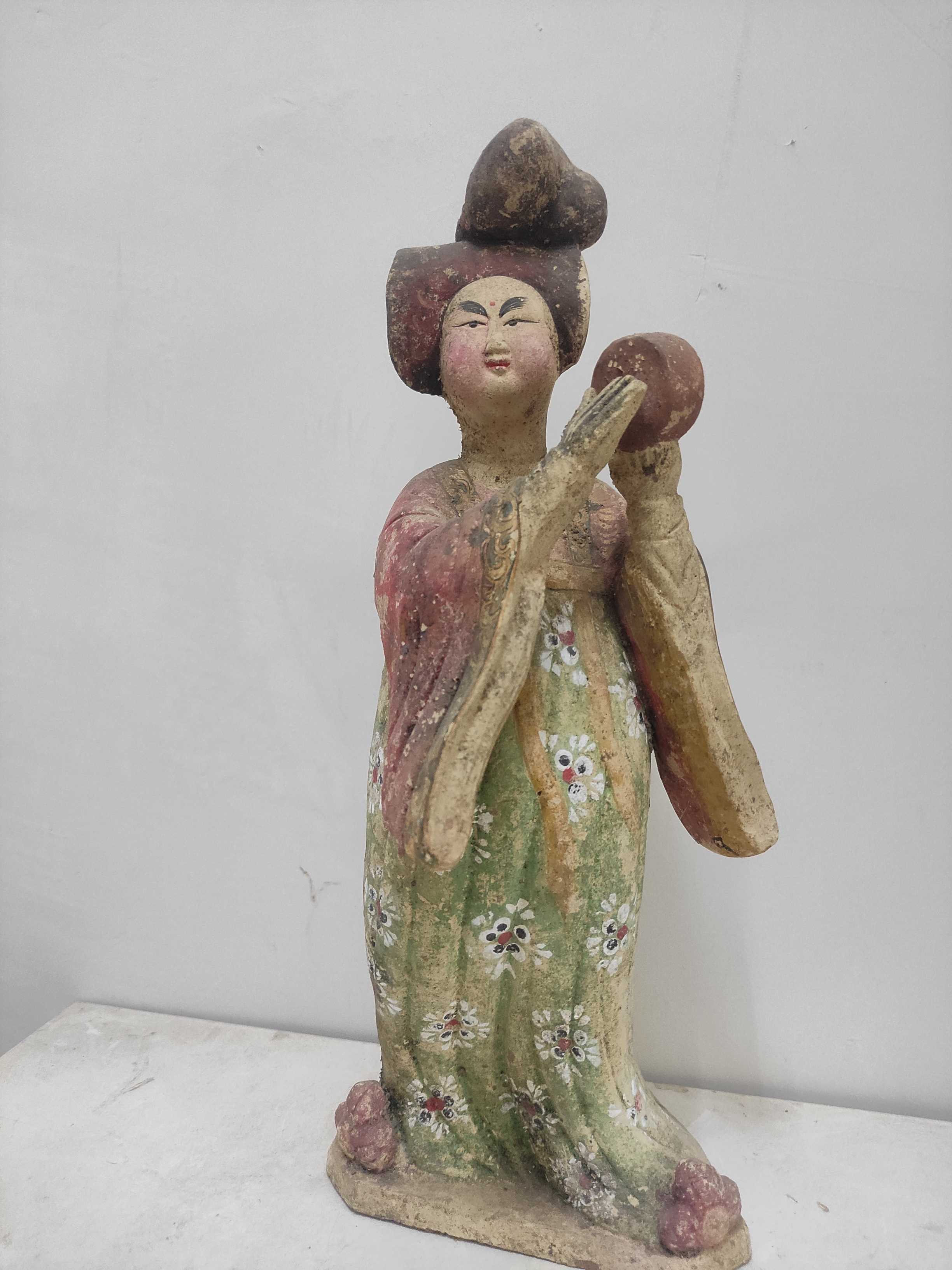 三彩俑人，体形规整，是个胖人