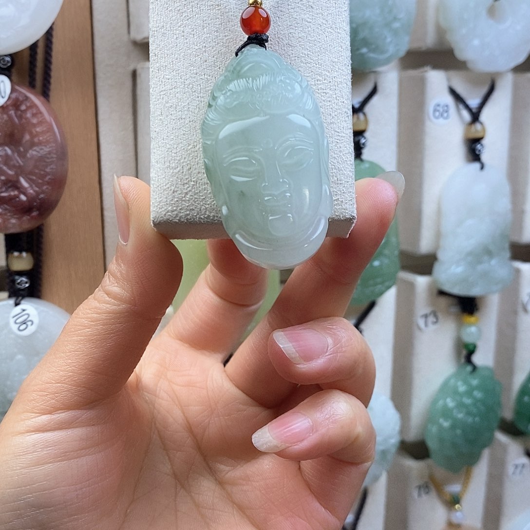 颈饰未镶嵌石英质玉（天山翠）