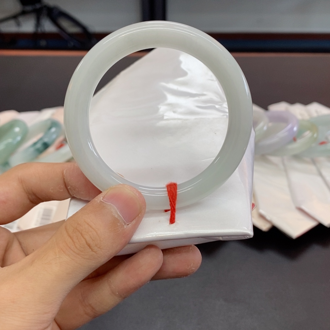 翡翠手镯未镶嵌翡翠手镯