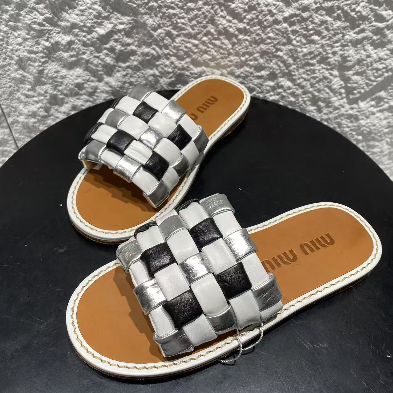 99新 MIU MIU/缪缪 36码/Seven女鞋精选/黑白棋盘格编织半拖 855 