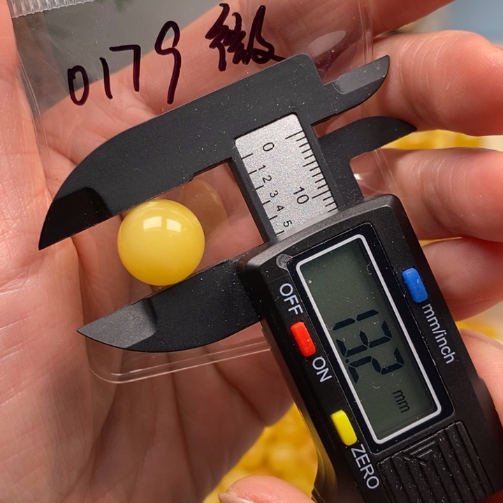 蜜蜡未镶嵌裸石13.2微瑕