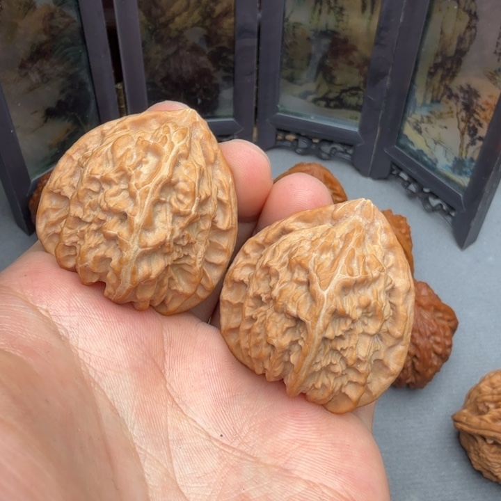 文玩核桃吊坠白狮子38