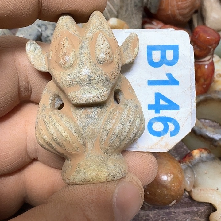 蛇纹石玉颈饰未镶嵌