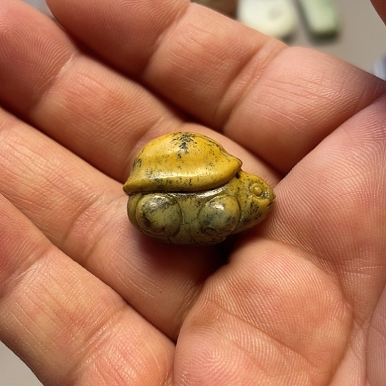 本***尊岫岩河磨玉（透闪石质玉）未镶嵌挂件